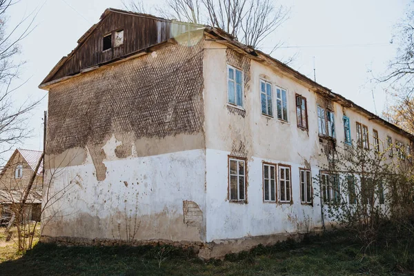 旧的破烂不堪的 受风吹日晒的房子 需要整修 住房问题 — 图库照片