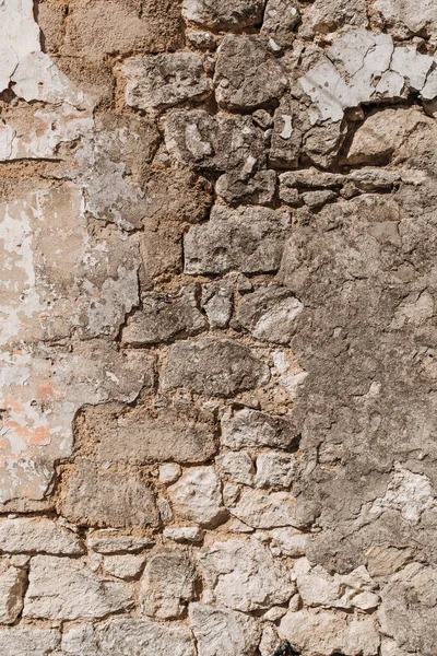 崩壊している古い壁 目に見えるレンガ — ストック写真