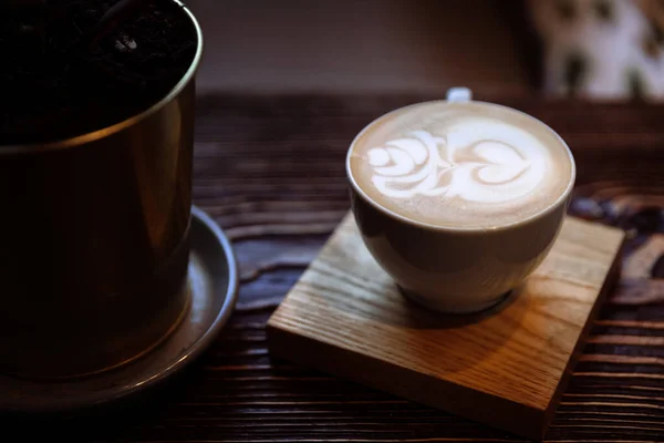 Taza de café arte latte en mesa de madera. —  Fotos de Stock