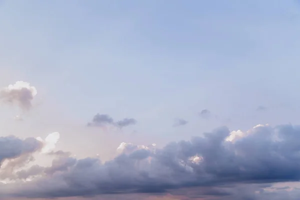 日没前に雲と美しい空 自然背景 — ストック写真