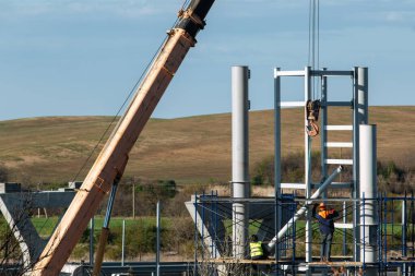 İnşaat alanında sarı mobil vinç.