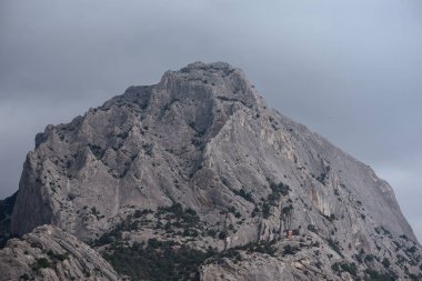 Fırtınalı bir gökyüzünün altındaki dağın tepesinde. Bulutlu. Doğal arkaplan.