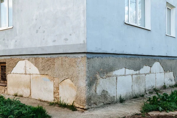 Plaster Peeling Brick Wall Foundation Residential Building Gradually Collapsing — Stock Photo, Image