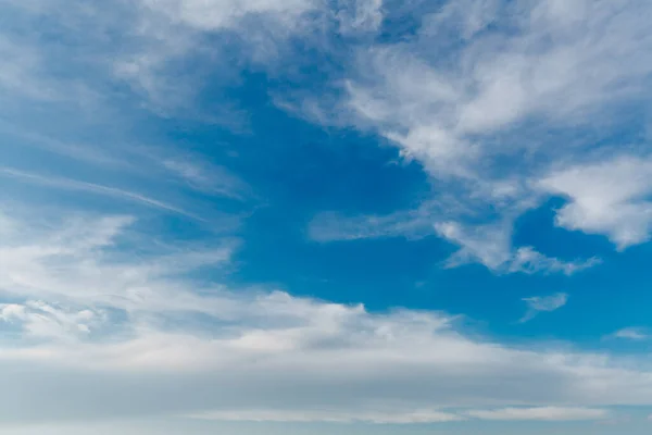青い空に対する白い光の伸張雲の風景 — ストック写真