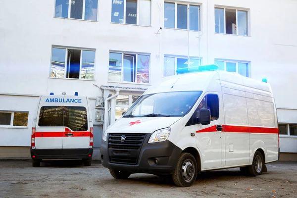 Zaporoże Ukraina Listopada 2019 Dziedzińcu Szpitala Stoi Ambulans — Zdjęcie stockowe