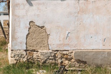 Duvardaki alçı soyuluyor. Bir yerleşim yerinin temelleri yavaş yavaş çöküyor..