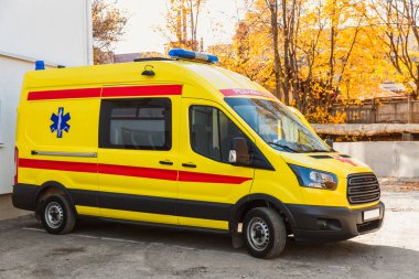 Zaporozhye / Ukrayna - Kasım 08 2019: Hastanenin avlusunda duran sarı ambulans: yan görüş.