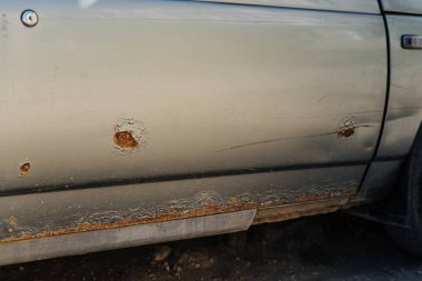 Paslı ve metal aşınmalı bir araba kapısı. Pas lekeleri. Tamire ve yol tuzuna ihtiyacım var..