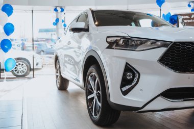 Zaporozhye / Ukrayna - 11 Kasım 2019: Bir arabanın farları ve sis lambaları. Araba beyaz.. 