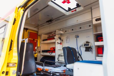 Zaporozhye / Ukrayna... 08 Kasım 2019: bir ambulansın içi. İçeriden bak. Tıp ve sağlık hizmetleri kavramı.
