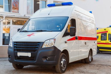 Zaporozhye / Ukrayna - Kasım 08 2019: Hastanenin avlusunda bir ambulans duruyor. 