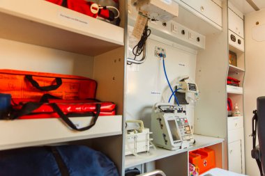 Zaporozhye / Ukrayna... 08 Kasım 2019: Acil durum ekipmanları ve cihazları, Ambulans iç işleri. Tıp ve sağlık hizmetleri kavramı.