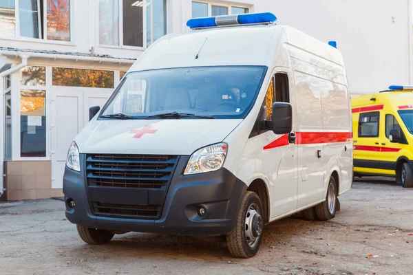 Zaporozhye / Ukrayna - Kasım 08 2019: Hastanenin avlusunda bir ambulans duruyor. Sağlık ve Tıp Konsepti.