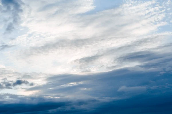 白い雲と青空。曇り空からの背景. — ストック写真