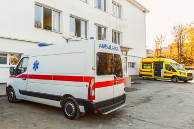 Zaporozhye / Ukrayna - Kasım 08 2019: Hastanenin avlusunda bir ambulans duruyor. Modern ambulans.