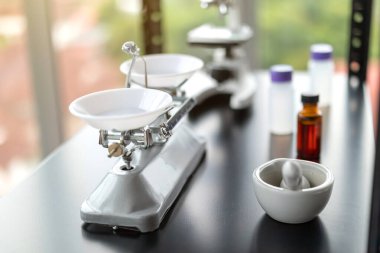 Raflardaki ilaç pullarının yakın çekimi.