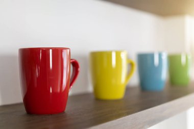 Ahşap bir rafta renkli camların yakın çekimi