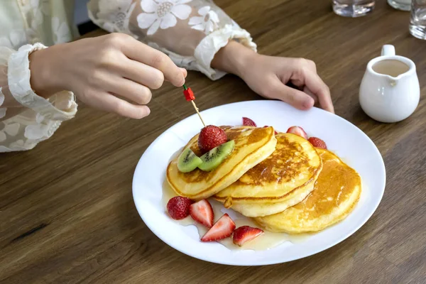 Nahaufnahme eines Erdbeerkuchens auf einem Holztisch — Stockfoto