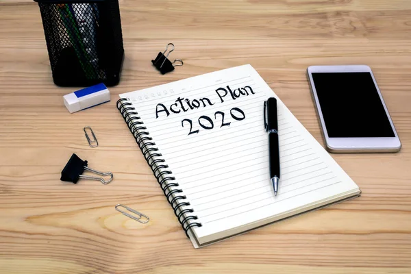 Aktionsplan 2020 in einem Notizbuch mit Stift — Stockfoto
