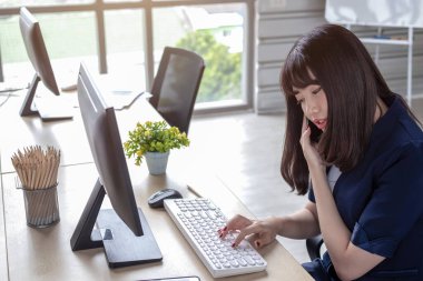 Güzel iş kadınları telefonda konuşuyor.