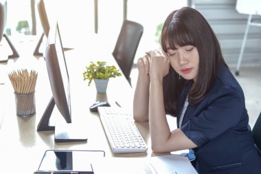 Ofis masasında güzel, stresli bir çalışan.