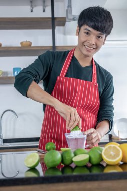 Gençler mutfakta limonata sıkıyor.