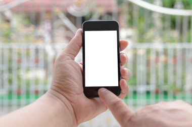 Akıllı telefon tutan bir adamın yakın plan fotoğrafı.