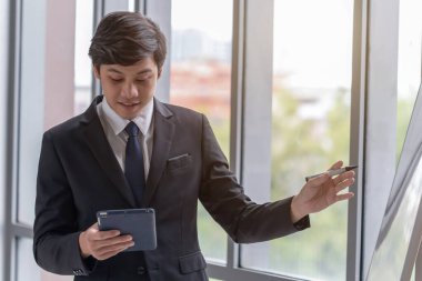 İş adamları ofiste işleri açıklıyorlar.