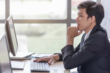 Genç iş adamları ofis masasında stresli.