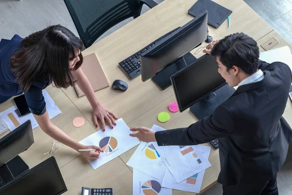 A man is explaining work to a girl at the desk. — Stockfoto