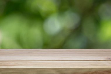 Bulanık yeşil arka planda ahşap bir masa