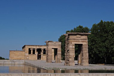 Yoğun mavi gökyüzü olan Debod Tapınağı, Madrid, İspanya