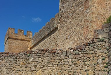 Yoğun mavi gökyüzü olan şato, Chinchn, İspanya
