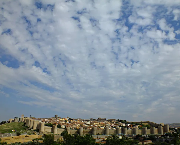 Avila Sua Parede Com Céu Espetacular — Fotografia de Stock