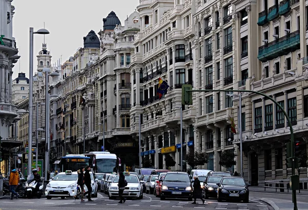 Binalar Arabalar Caddeden Geçen Insanlarla Dolu Şehir Manzarası — Stok fotoğraf