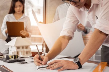 Mühendis ya da mimar el çizimi çizimi. İnşaat mühendisliği, mimarlık konsepti..