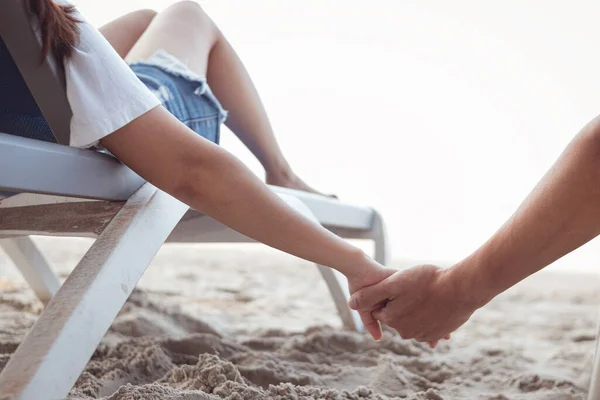 Пара Тримає Руки Пляжі Романтична Пара Пляжі — стокове фото