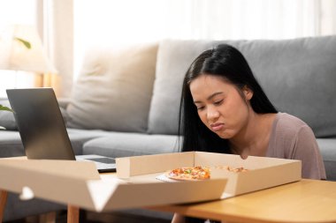 İştahsız, yorgun ve kötü ruh halinde genç bir kadın. Asyalı kadınların iştahsızlığı vardır..