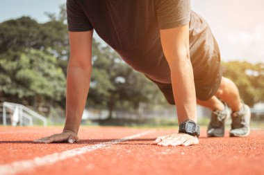 Yarış pistinde şınav çeken adam.