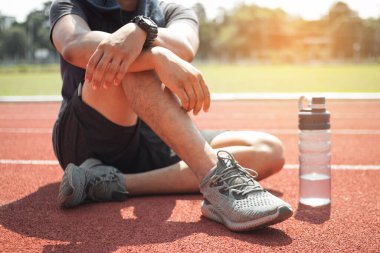 Yorgun adam sabah koşudan sonra dinleniyor..