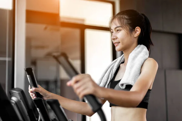 Ung Kvinna Som Tränar Cardio Elliptical Trainer Gym — Stockfoto