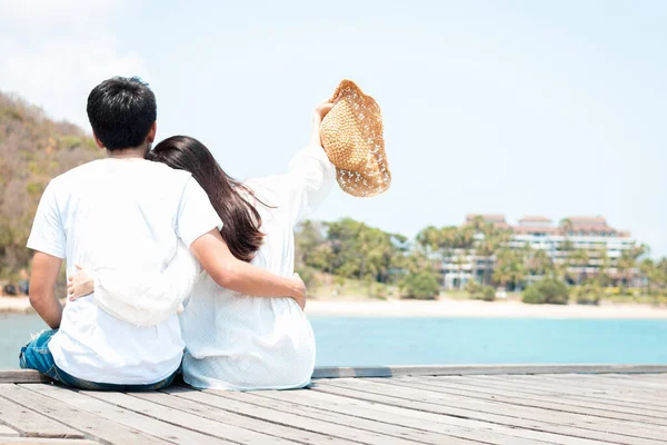 愛のカップルの愛のロマンチックなリラックスした時間で海の屋外の幸せを受け入れる座っている ロマンチックなカップルの概念 — ストック写真