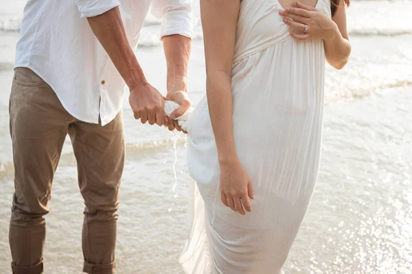 Мужчина Заботится Своей Девушке Пляже Парень Выкручивает Белое Платье Романтическая — стоковое фото