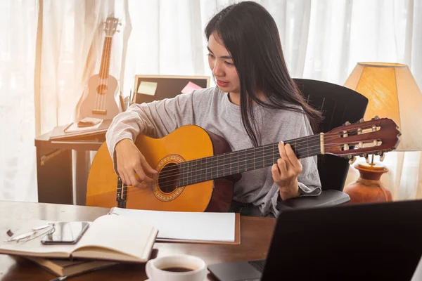 Junge Asiatin Spielt Hause Zur Entspannung Gitarre — Stockfoto