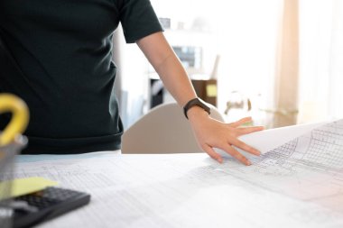 Mimarı kapat ya da mühendis kadın eli evde çalışıyor..