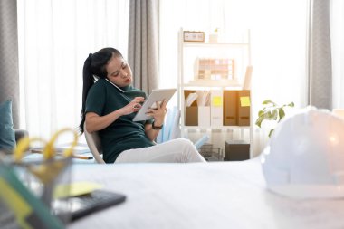 Mimar ya da Mühendis kadın evde ciddi şekilde çalışıyor..