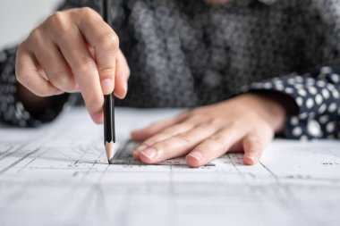 Mimarı veya mühendisi kapat. İnşaat binasının krokisini çiz..