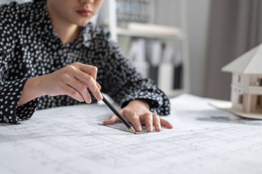 Mimar ya da Mühendis el çizim inşaat binasını çizer.