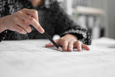 Mimar ya da mühendis eli çizim inşaat binasının krokisini çiziyor. ev kavramında çalışma.