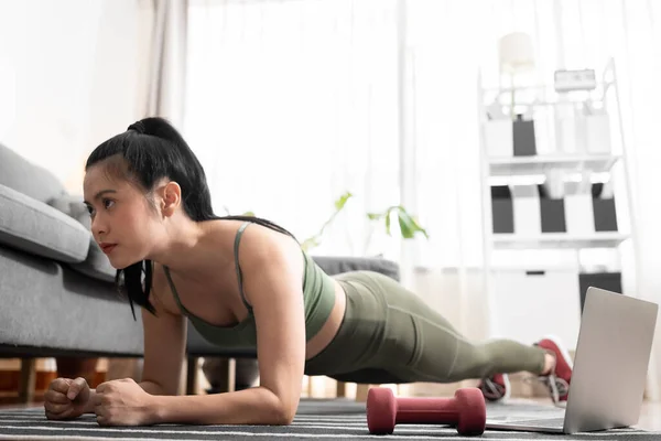 Junge Frau Übt Planken Mit Laptop Hause — Stockfoto